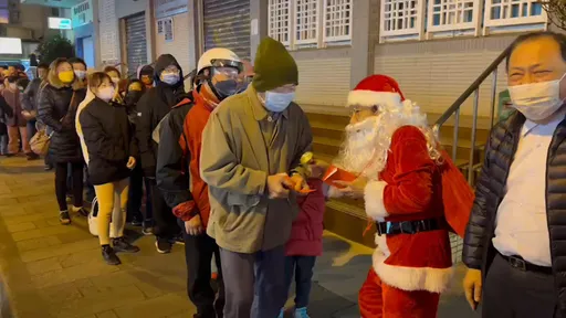 神秘客澎湖鬧區撒幣　扮聖誕老公公發紅包