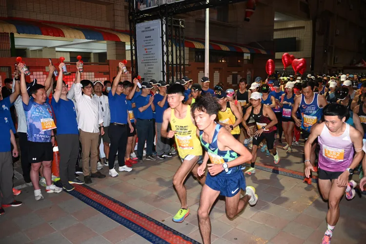 視障公益路跑共計有 1773 跑者參與。市府提供