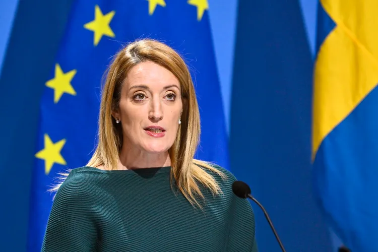 歐洲議會議長梅特索拉表示，已中止凱利作為歐洲議會副議長所被賦予的所有職權、責任與任務，立即生效。美聯社