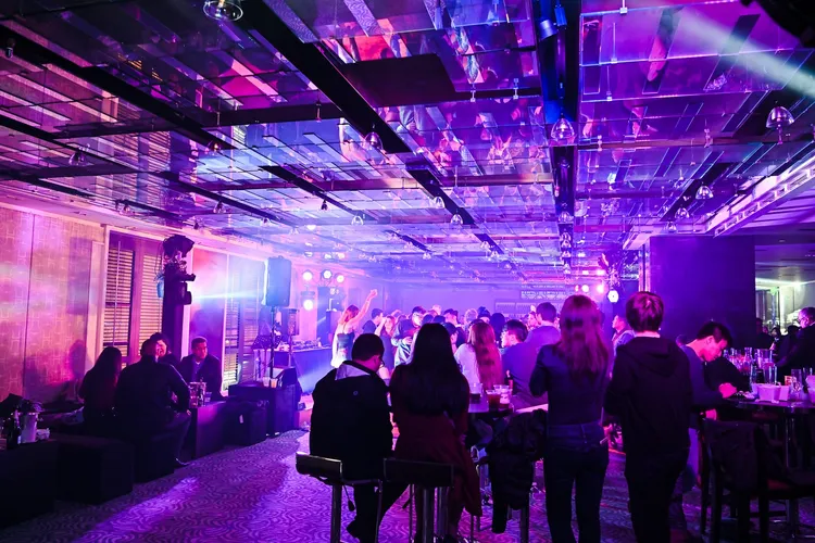 君悅飯店的ZigaZaga與Cheers 歡飲廊兩廳於跨年夜當晚都有跨年派對，目前僅剩零星座位。君悅提供