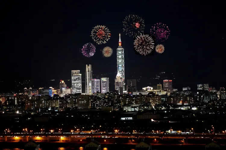 台北萬豪的Inge’s Bar &Grill能270度環景視野一次飽覽台北101跨年煙火與美麗華摩天輪，是跨年熱門餐廳，目前已被預訂9成。台北萬豪提供