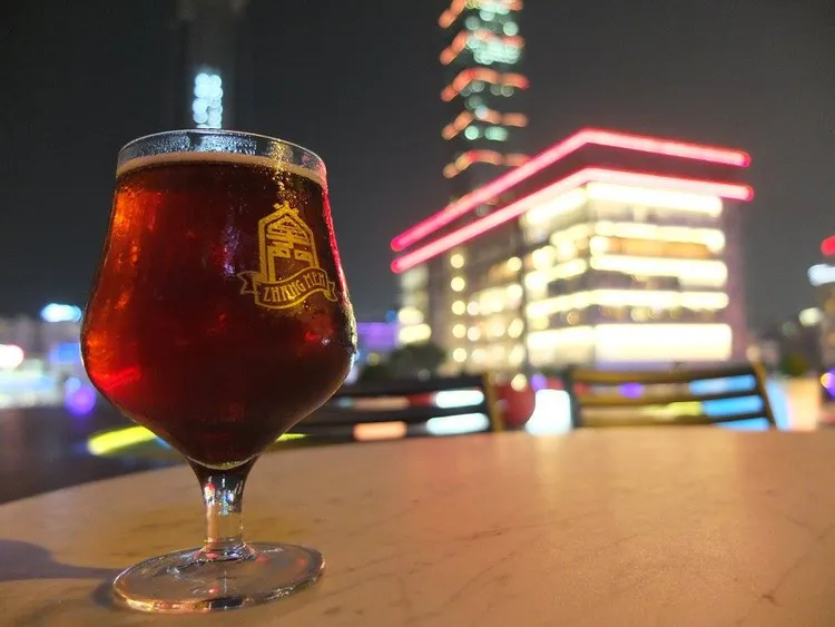 掌門精釀啤酒微風松高店位於台北微風松高的4樓，今年跨年戶外將有白色派對，目前還有門票可搶。翻攝掌門精釀啤酒微風松高臉書