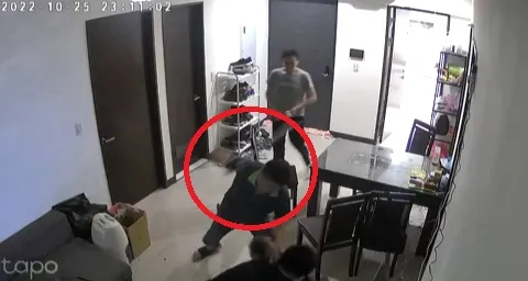 「台版柬埔寨」凌虐片曝光　分工有素！有人棍棒伺候 、有人抄毛巾塞門縫防噪　