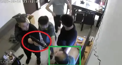 嫌犯拿槍威嚇求職被害人。翻攝畫面