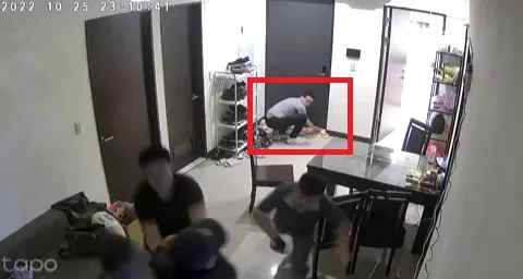 詐團黨羽擔心毆打聲響過大，還用毛巾塞住門縫。翻攝畫面