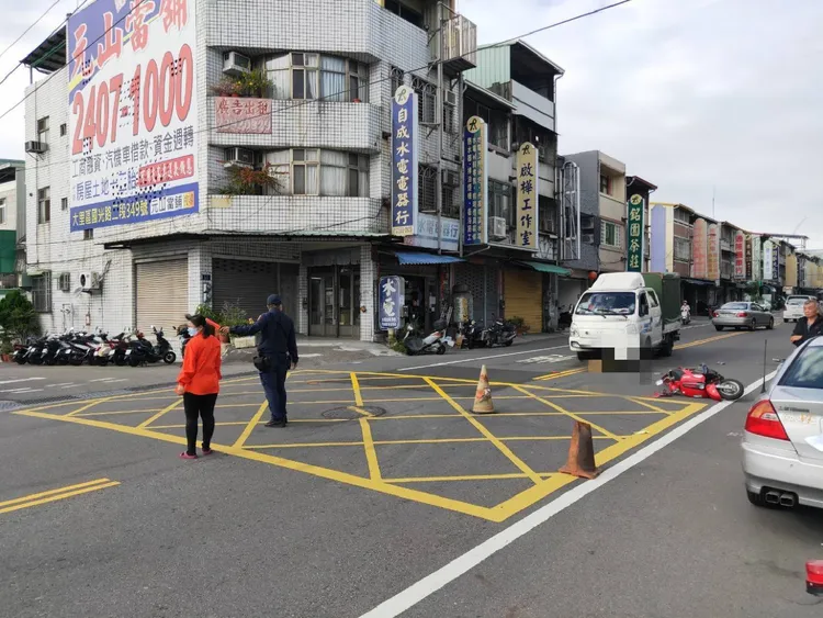 85歲老翁騎機車於此路口遭擊，傷重不治。讀者提供