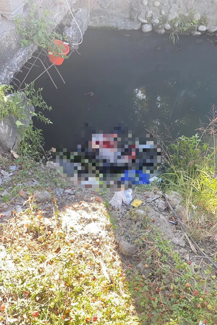 騎士連人帶車摔落大排，臉部冒出鮮血。讀者提供