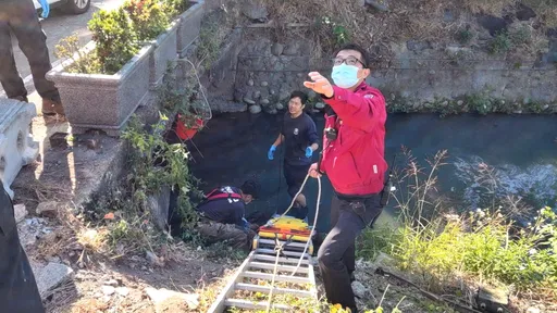 第2起!台南翁騎車摔進4米深大排 警消拉上岸送醫仍不治