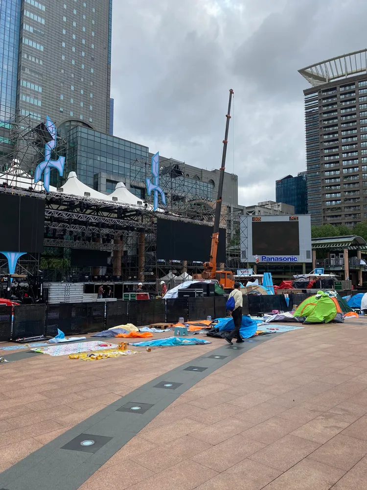 新北耶誕城演唱會驚見「帳篷地墊排隊潮」。翻攝自「爆廢公社二館」