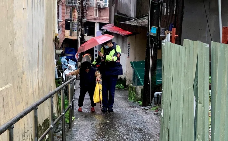 婦人腳麻不靈活，警員協助返家。警方提供