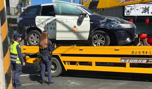 女警疑恍神!警車擦撞彈飛影片曝光 網友焦點卻是他