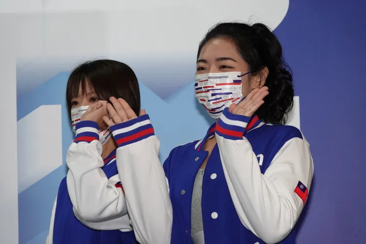 洪孟楷強調，這次設計的外套是一件化繁為簡，跳脫過往政黨推出之外套設計。陳德興攝