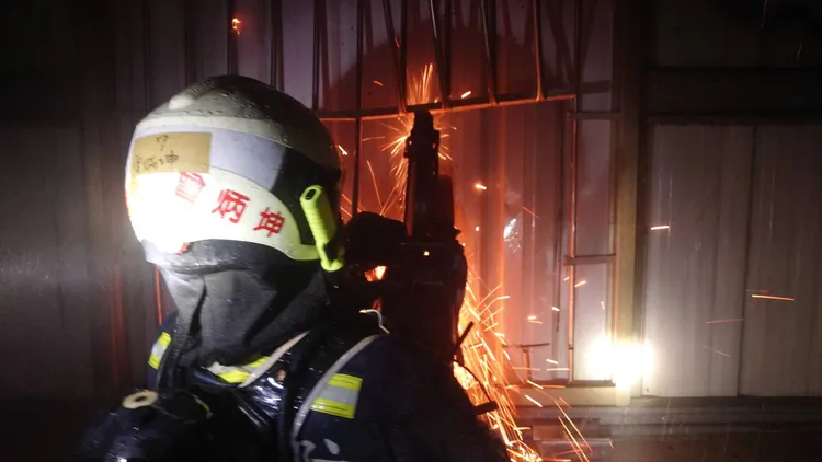 雅速達公司倉庫惡火。民眾提供