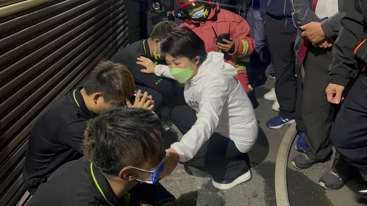 盧秀燕安慰死傷者的同事。市府提供