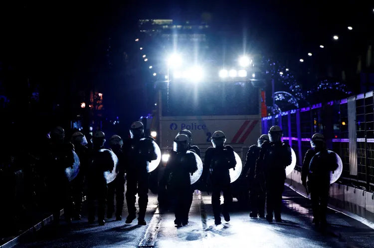 摩納哥球迷於比利時布魯塞爾瘋狂慶祝，警方出動維持秩序。路透