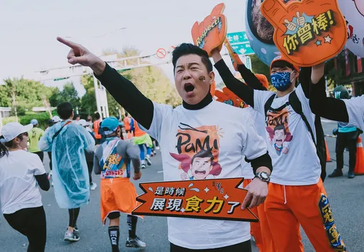 曾國城煮麵送暖台北馬拉松跑者 肉肉身材想挑戰「小馬」