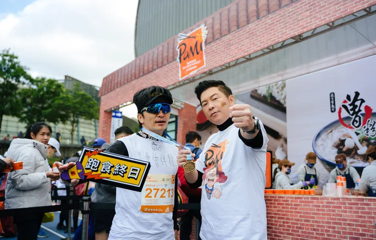 曾國城（右）的好友唐從聖今年也有跑馬拉松。PaMi曾拌麵提供