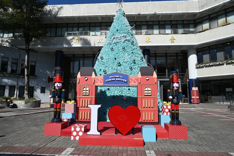 台東縣府前打造濃濃藍色聖誕節氣息。台東縣府提供