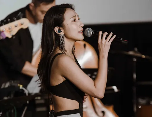 法蘭戲院開唱曬美背 媽媽隱身觀眾席驚喜幫腔