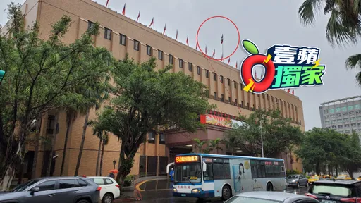 就是他！潛北檢掛民進黨黨旗　雨衣男到案身分曝光