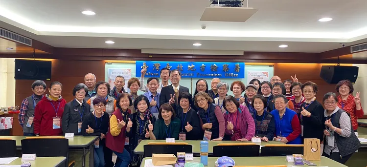 台北地檢署檢察長林邦樑與志工合影。台北地檢署提供