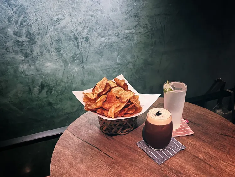 老爺會館「微醺時刻」住房專案，雙人成行平日每晚2,299元起，專案贈聯名調酒及佐酒點心。業者提供