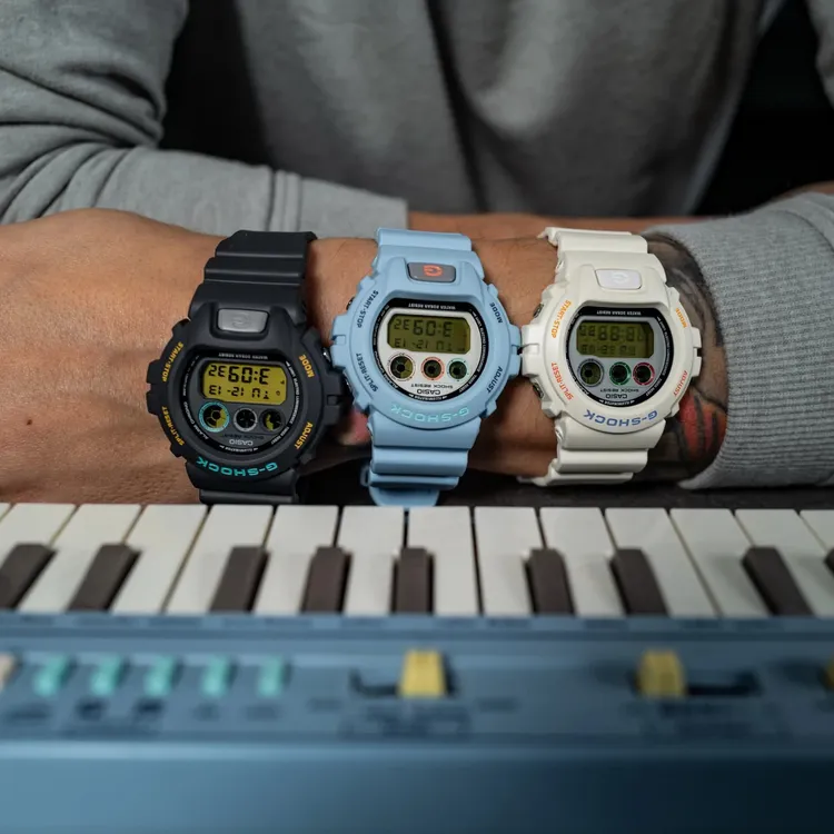 約翰梅爾與《HODINKEE》自2020年開啟合作，先後打造G-SHOCK 6900聯名錶（左）、G-SHOCK 6900-PT80款式（右）與今年推出的G-SHOCK 6900-PT1錶款（中）。翻攝HODINKEE網站