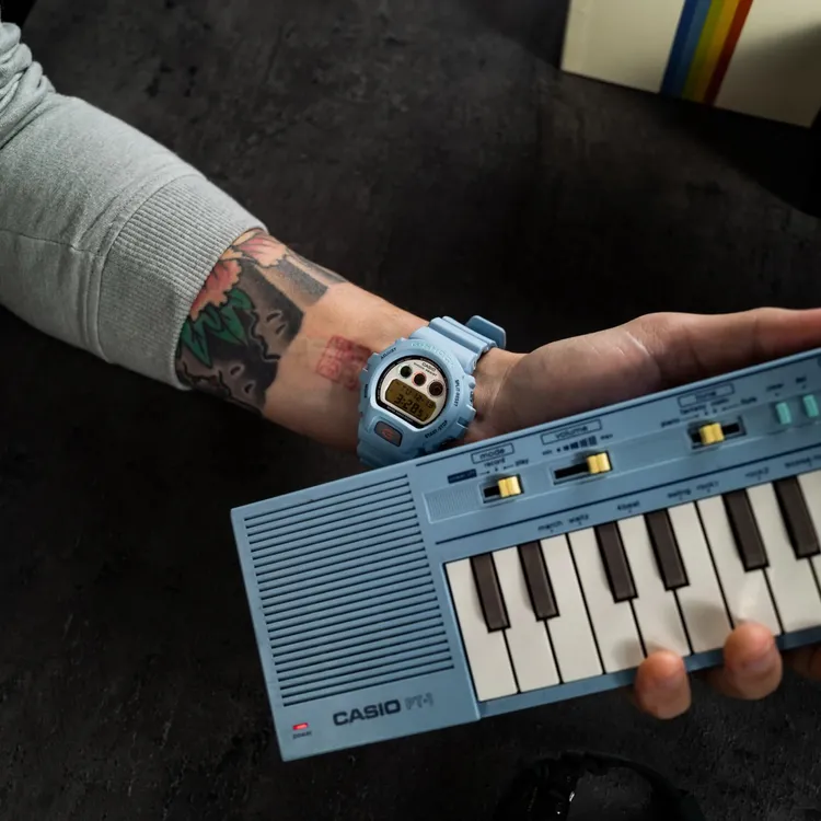 G-SHOCK 6900-PT1聯名錶將卡西歐PT-1鍵盤的配色運用在錶殼與錶帶。翻攝HODINKEE官網