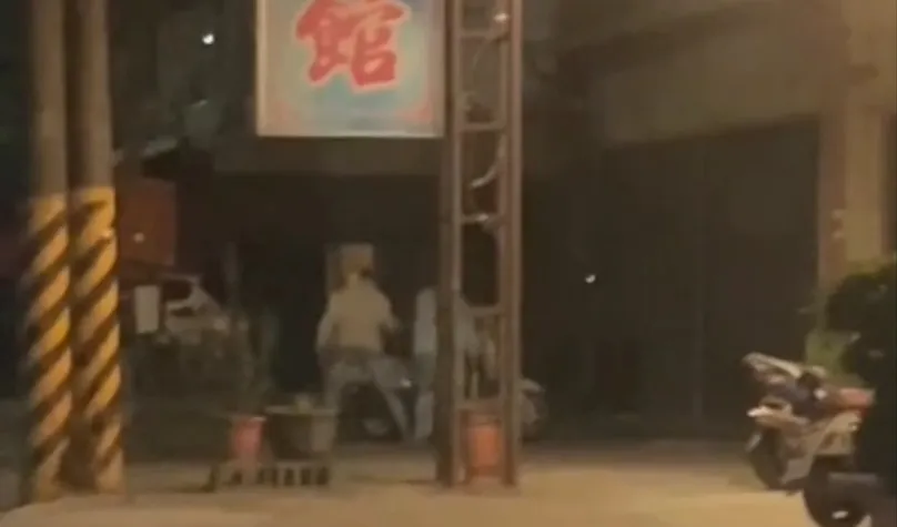 陳女與阮男走到一輛機車旁繼續爭執。讀者提供