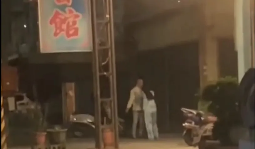 陳姓女子與阮姓男友在養生館前拉扯。讀者提供