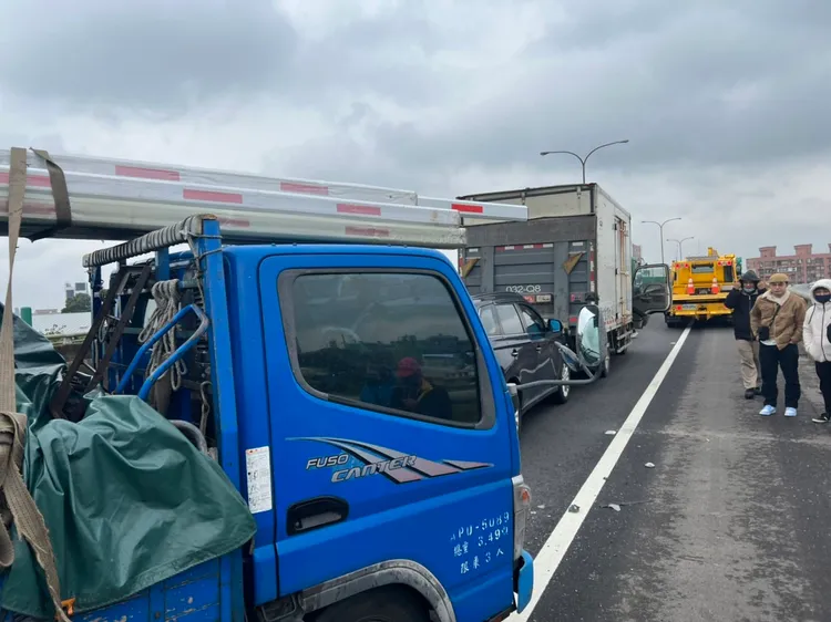 事故現場，駕駛人在路肩等候車輛拖吊。平鎮警分局提供