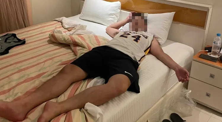 小陳將酒醉的阿成扶回房內，看到阿成穿著一身球衣，竟撫摸阿成私處及口交。設計畫面