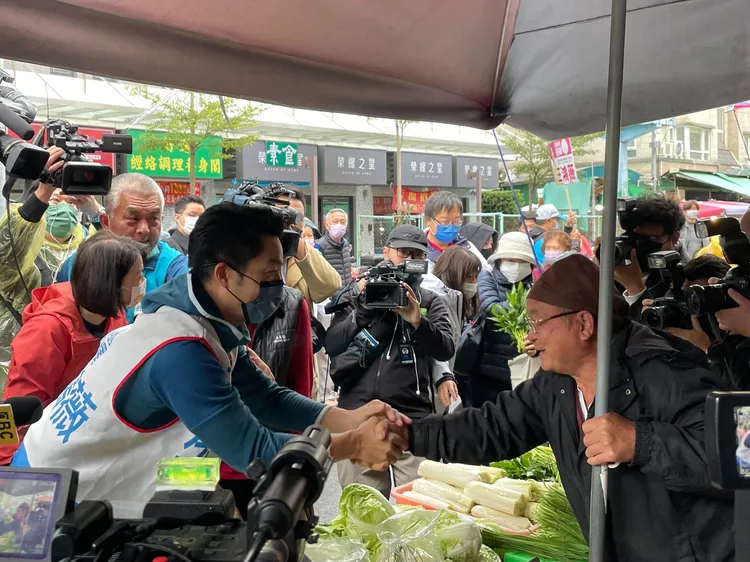 蔣萬安陪同王鴻薇至濱江市場拜票。劉彥宜攝