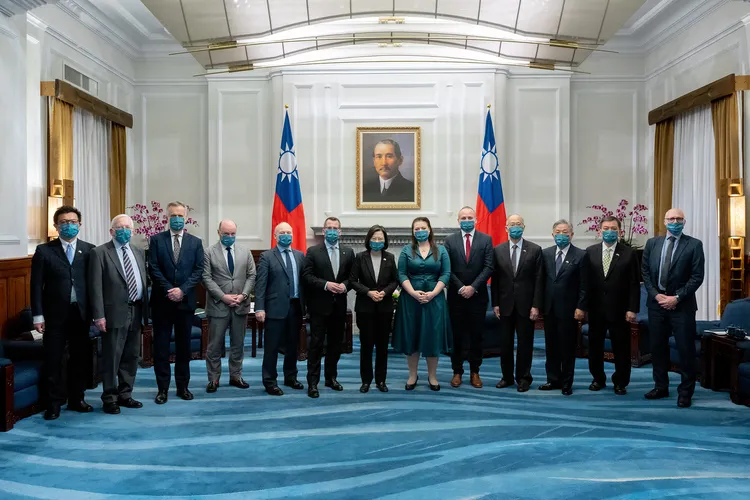 蔡英文與柯恩詩所率訪問團合影。總統府提供