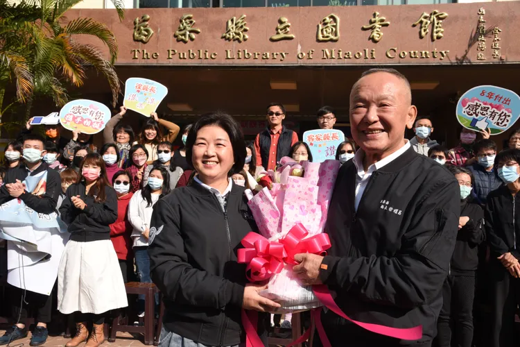 徐耀昌第一站到文化觀光局道別，心情激動一度眼眶泛溺。苗栗縣政府提供