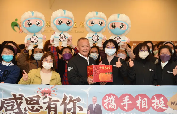 各局處準備感恩標語歡送徐耀昌。苗栗縣政府提供