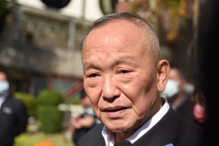 徐耀昌在第一站文化觀光局就感動得一度哽咽，在員工高呼「縣長，我們愛您」口號時，眼角更泛出閃閃淚光。苗栗縣政府提供