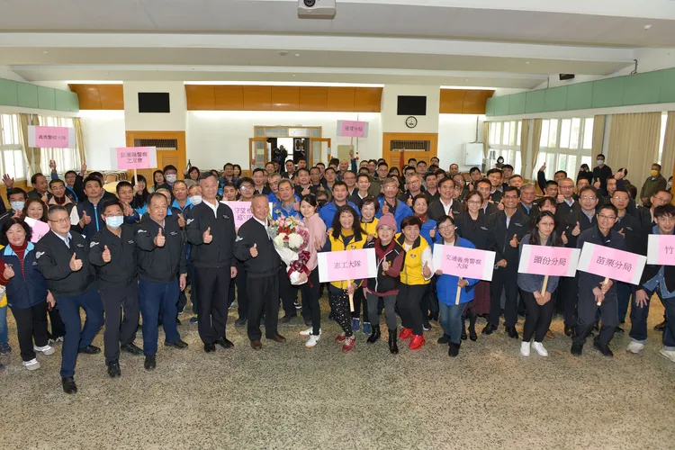 警察局動員各單位主管，歡送徐耀昌、感謝徐的警政工作的支持。苗栗縣政府提供