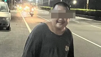 赤腳壯漢尾隨女生嚇壞! 男見義勇為急迴轉保護