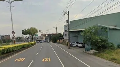 網友表示，在林園清水巖附近的一條馬路(圖)，目睹一名中年男子緊跟尾隨女學生。翻攝自林園大小事全都PO