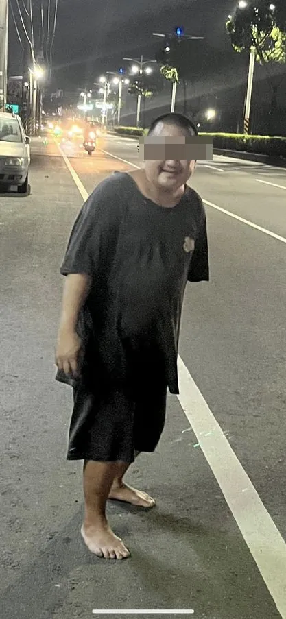 吳姓男子昨天喝醉後打赤腳尾隨女學生。翻攝林園大小事全都PO