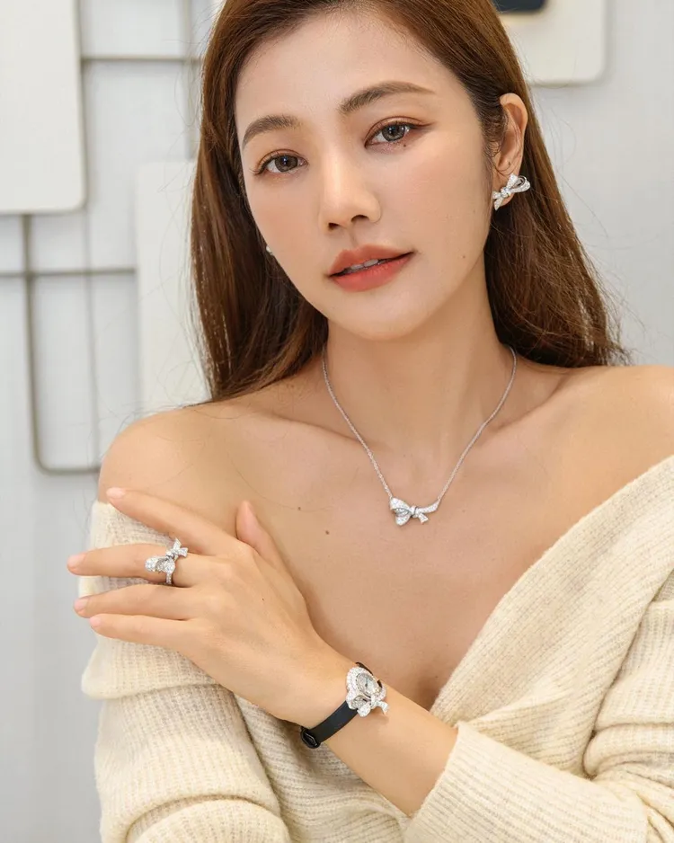 時尚網紅許路兒穿上小露香肩的針織衫亮相，點綴於她指間的Tilda’s Bow系列蝴蝶結鑽戒，令她愛不釋手。翻攝lurehsu IG