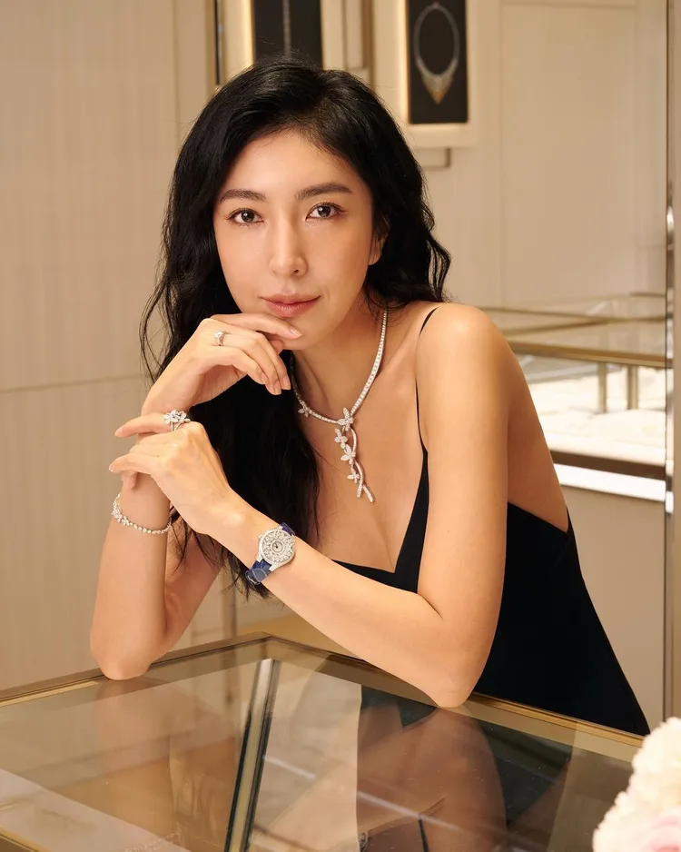 楊謹華以性感的低胸連身褲裝現身，胸前以美鑽堆砌出翩翩起舞的蝴蝶墜鍊，更令人無法移開視線。翻攝cheryllovel0ve IG