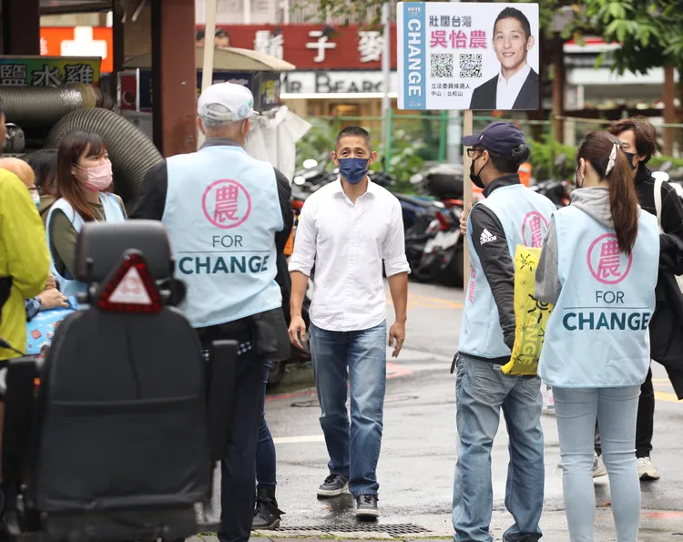 吳怡農今早拜票前先向媒體敘述對國民黨的不滿。陳明中攝