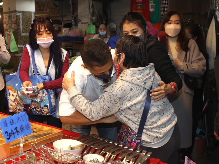 吳怡農在松江市場獲市民熱烈歡迎。陳明中攝