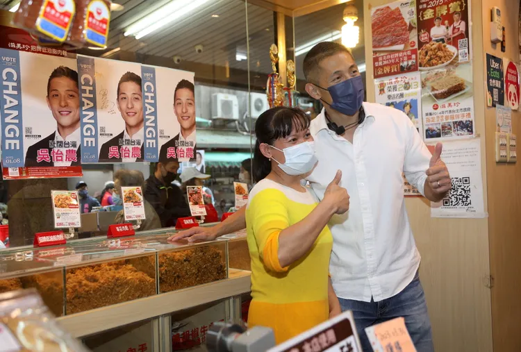 吳怡農赴松江市場掃街，店家及民眾熱情邀請合照留影。陳明中攝