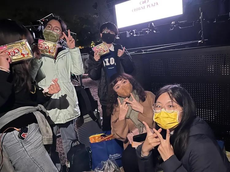 粉絲提前搭帳蓬卡位，有的想看五堅情，也有炎亞綸、艾薇的粉絲。市府提供