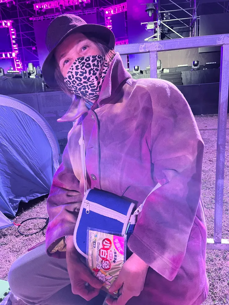 70歲白髮阿嬤昨晚也來追星，坐在舞台最前方支持偶像AKIRA。市府提供
