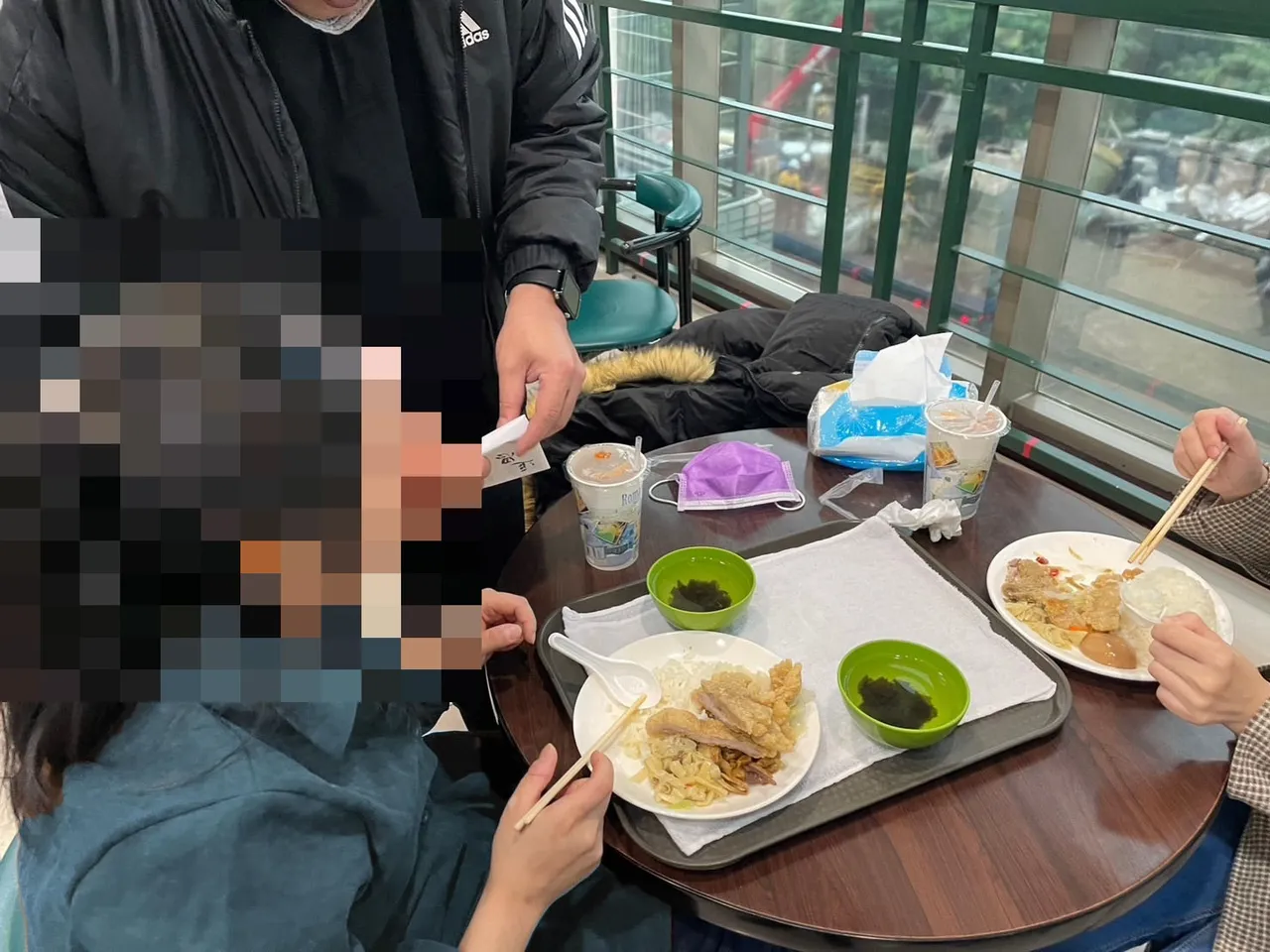警員不僅提供協助處理喪葬費,還帶這對姊妹吃飯。警方提供