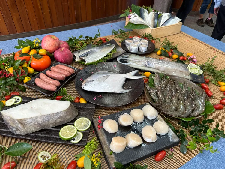 迎接農曆春節，蘇澳區漁會推廣國產漁產品，推出鱻宴海鮮禮盒及午鯖禮盒的限量特惠方案。林泊志攝